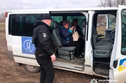 Поліцейські на Харківщині евакуюють мешканців: причини (ФОТО)