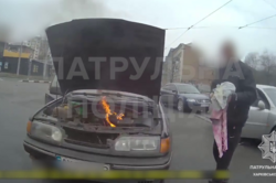 У Харкові в чоловіка загорілася автівка (ВІДЕО)