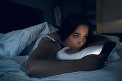 Улюблений серіал чи випадкове кіно перед сном: чому важко заснути в тиші